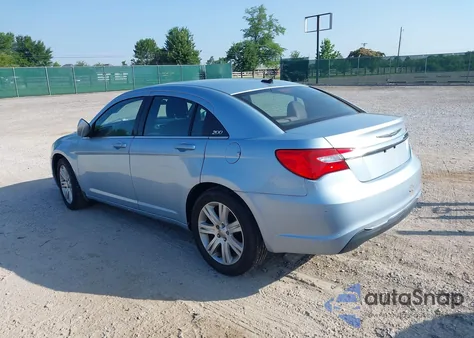 2013 Chrysler 200 Touring z USA, uszkodzony, nr VIN 1C3CCBBB0DN705795